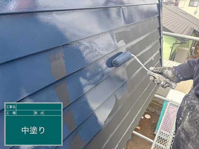 屋根の中塗り作業